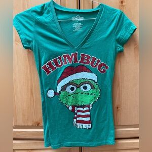 ADORABLE Sesame Street Oscar the Grouch Christmas Holiday Santa shirt. New!